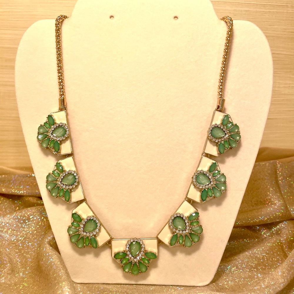 ModCloth NEW green deco statement necklace CUTE!
